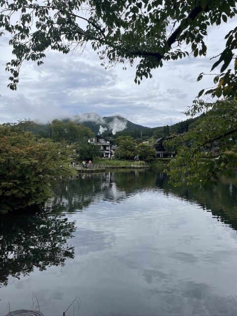 새벽에 와서 봐야지 호수에서 올라오는 증기와 안개가 볼만하다고 한다.
