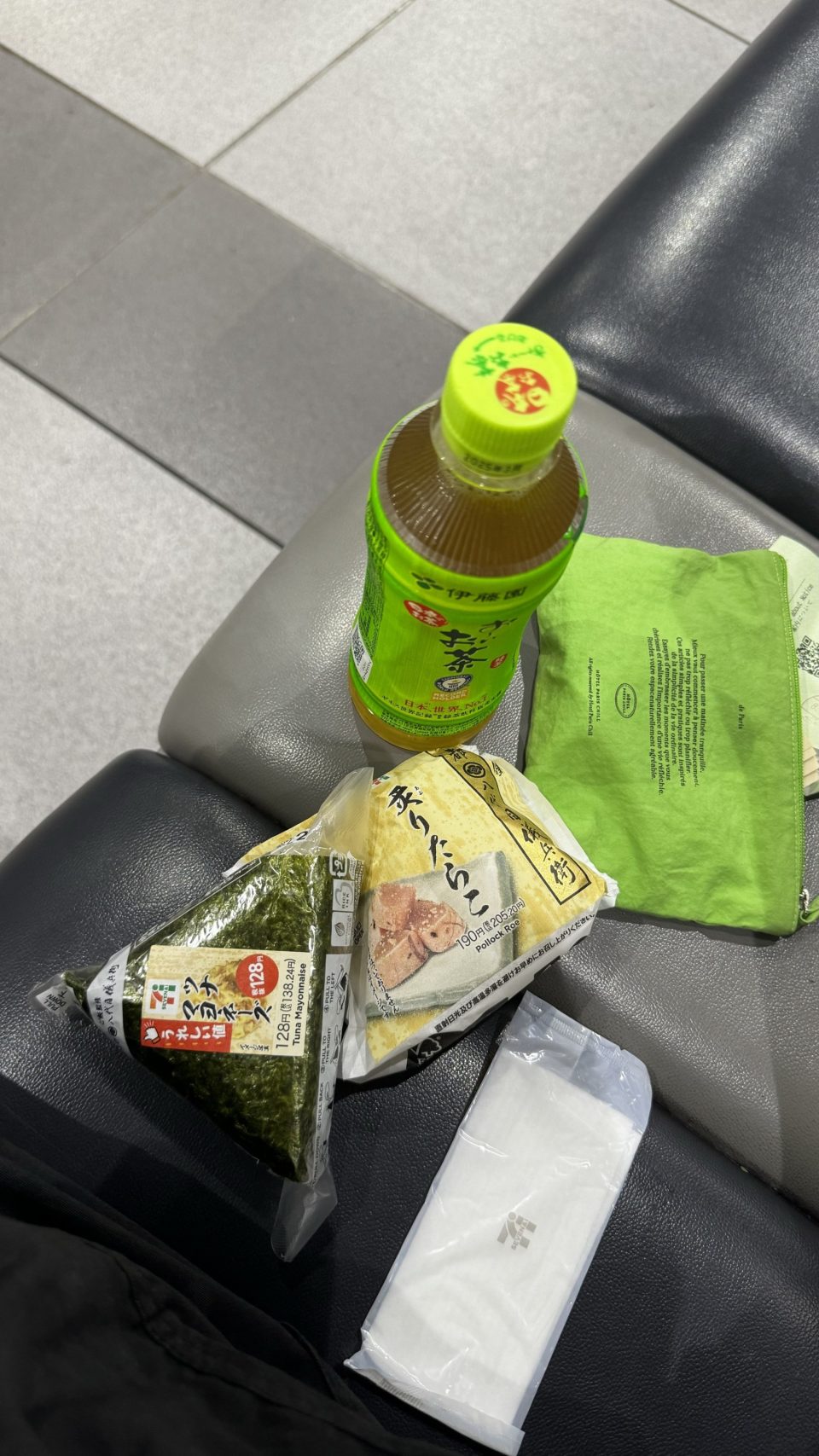 내 열차를 기다리면서 산 김밥과 녹차