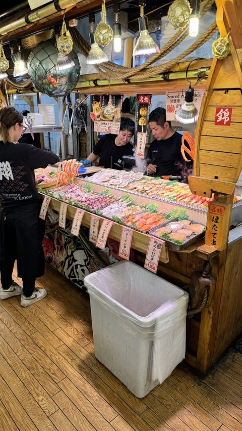 바로 옆 안주거리 가게. 비싸다.