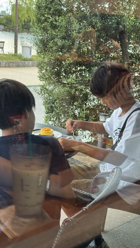 두 남자아이들이 케익을 나눠먹는다.