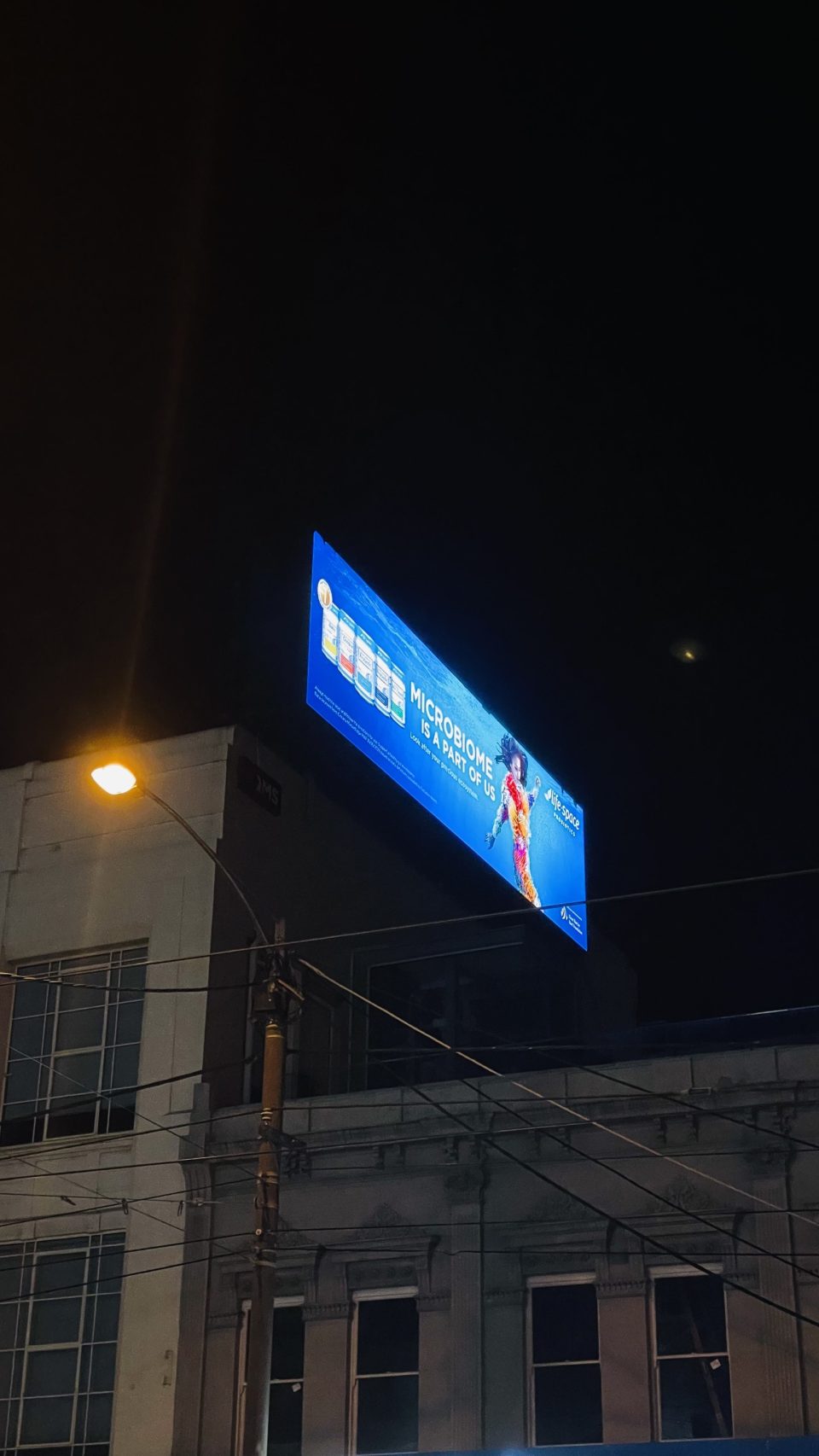 간판에 광고중인 마이크로바이옴