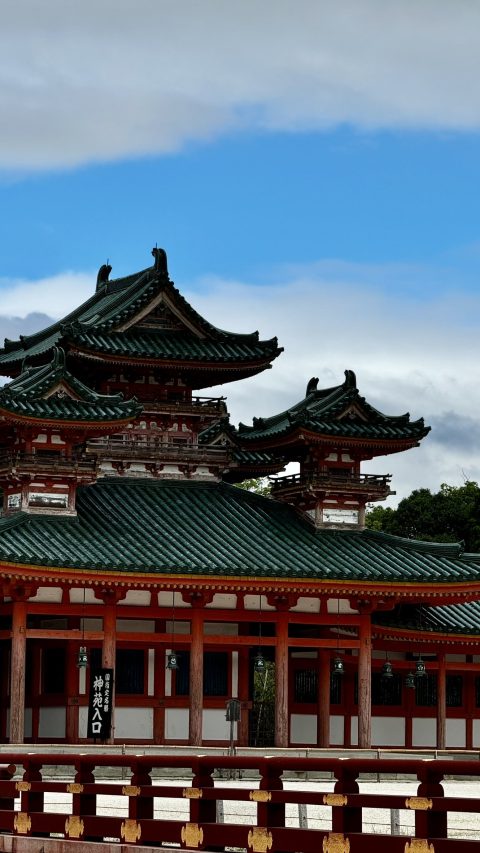 불러보고 나올때 파란하늘이 보여 찍은 신궁
