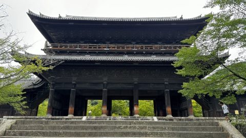 난젠지의 삼문, 일본의 3대 삼문. 나중에 보니 여기 위로 올라가는게 600엔이라고 한다. 난 안올라갔다.