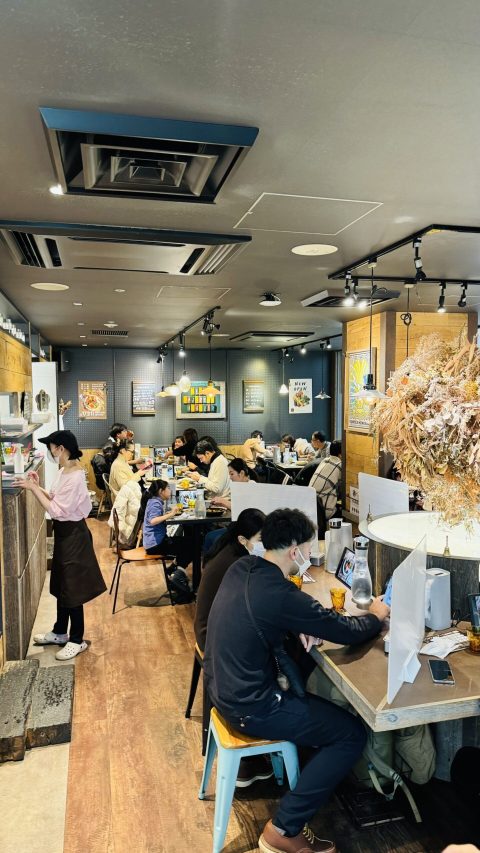 가게 내부, 자리가 넉넉하진 않다.