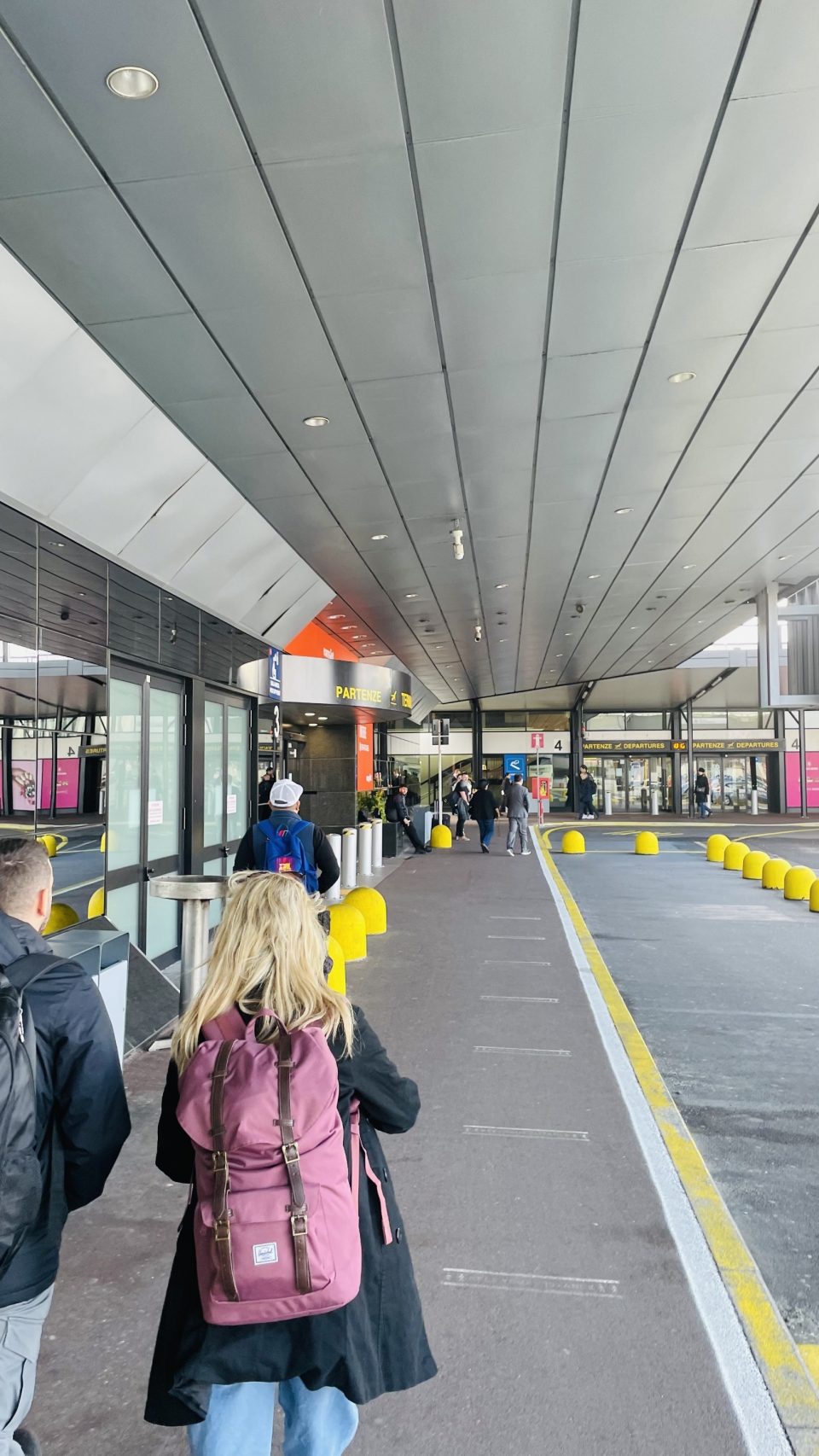 말펜사 공항 2터미널 입구