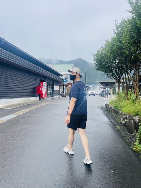주차장에서 나와 걸어나오는 중