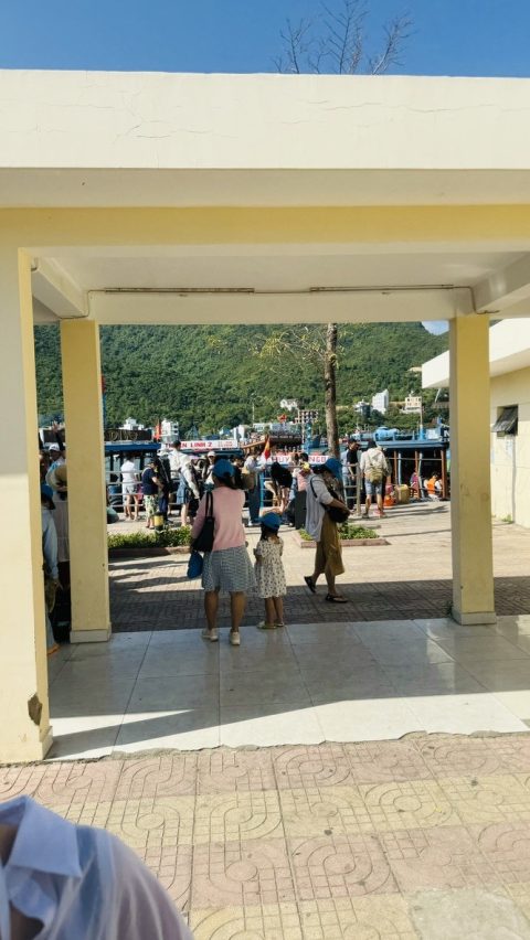 셔틀 타고 도착한 항구