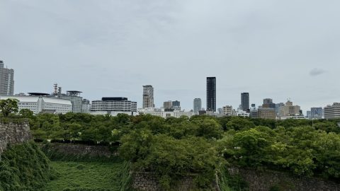 오사카성터 중 높은 곳에서 찍은 모습. 성터가 겹겹이 되어 있는 모습인데, 걸어올라갈 때 힘들었다.
