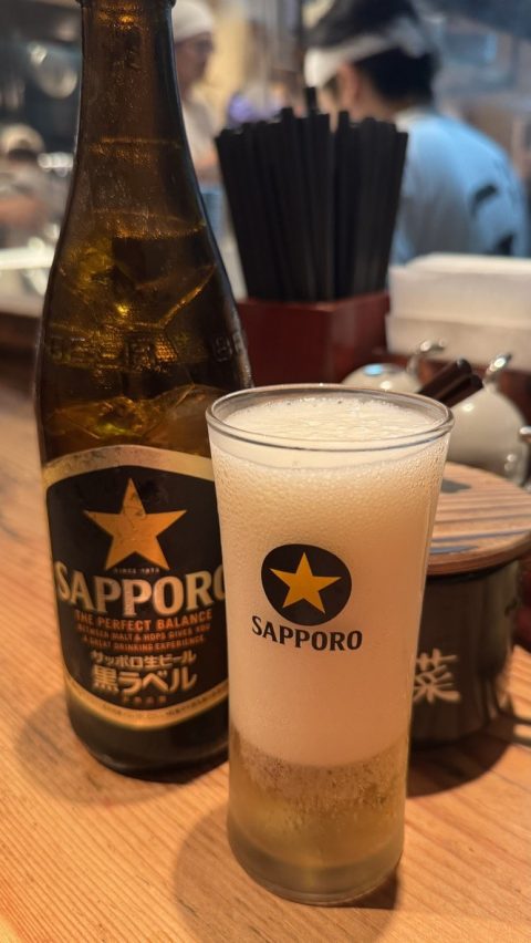 덥고 지쳐 주문한 병맥주, 거품량이 내 급한 마음을 대변한다.