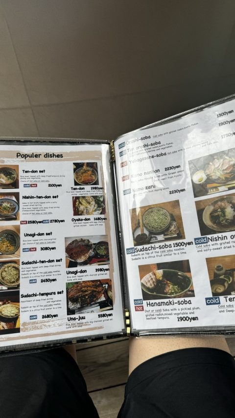 하나마키야의 메뉴판. 날이 더워 소바가 땡긴다.