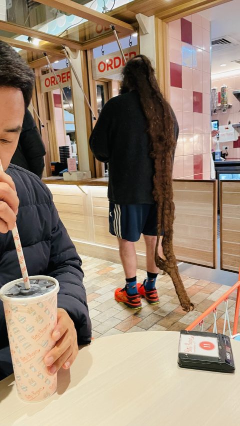 햄버거 가게 안 머리 긴 아저씨