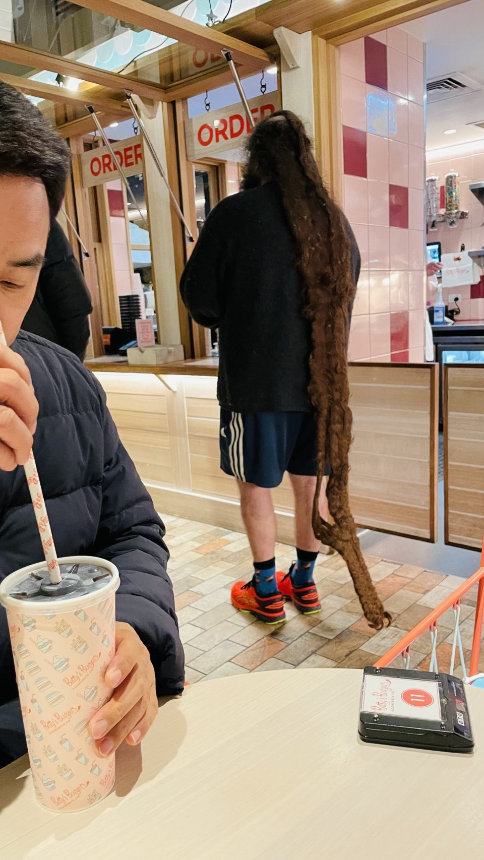 햄버거 가게 안 머리 긴 아저씨
