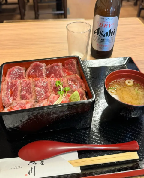 식당에서 주문한 스테이크동