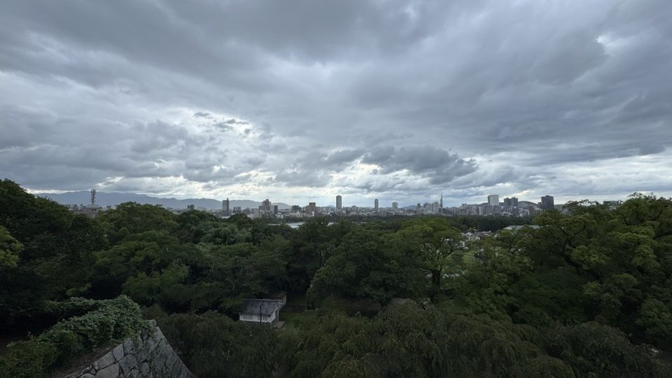 성터에서 찍은 전경, 보슬 보슬 비가 내린다.