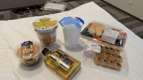 편의점에서 구매한 먹을거리, 먹고 바로 휴식