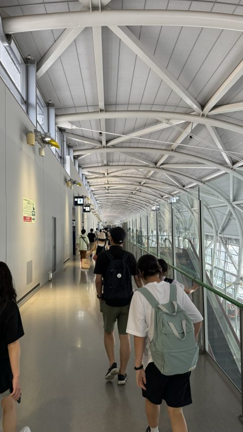 오사카 공항에 도착, 터미널로 나가는 중
