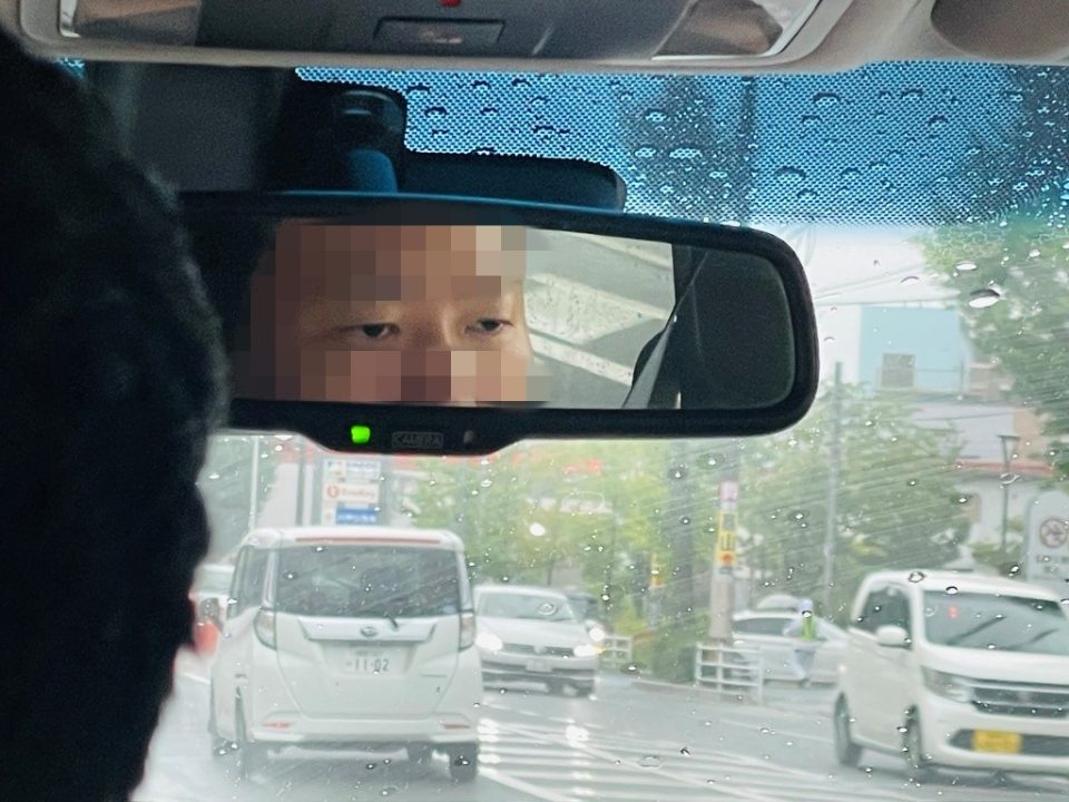 운전에 집중하는 작고 가는 눈