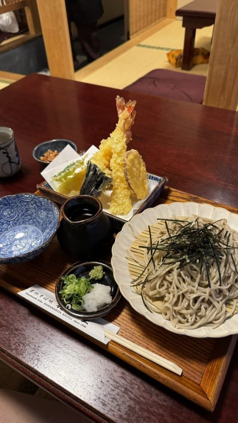 소바와 튀김세트. 맛이 아주 좋았다.