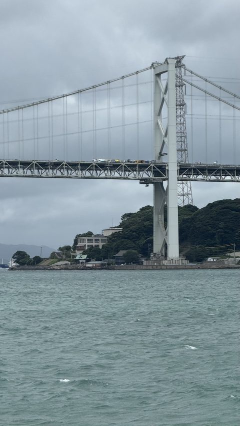 걸어서 가려 했던 간몬교 아래 메카리 신사