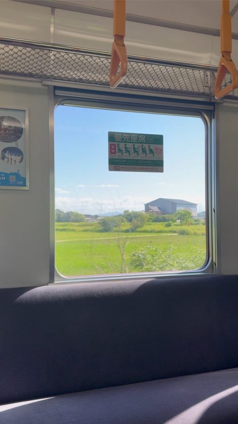 한적한 자리와 창문 밖으로 보이는 경치