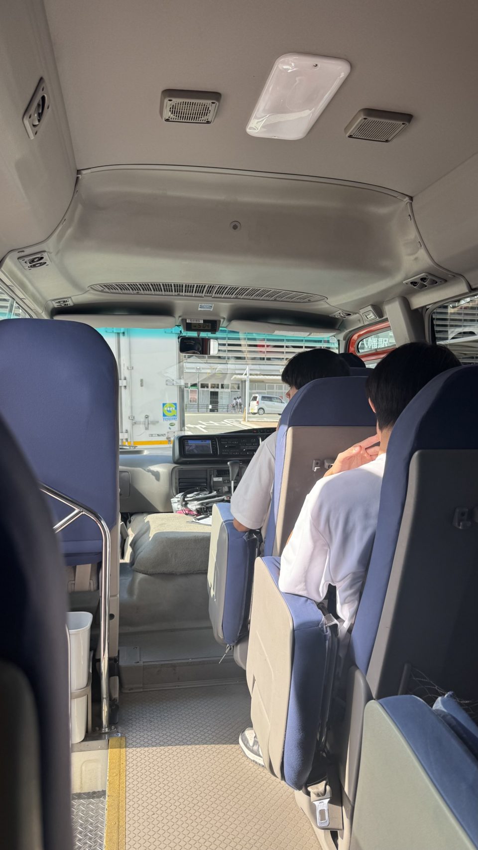 야하타역 앞에 주차되어 있는 케이블카 셔틀