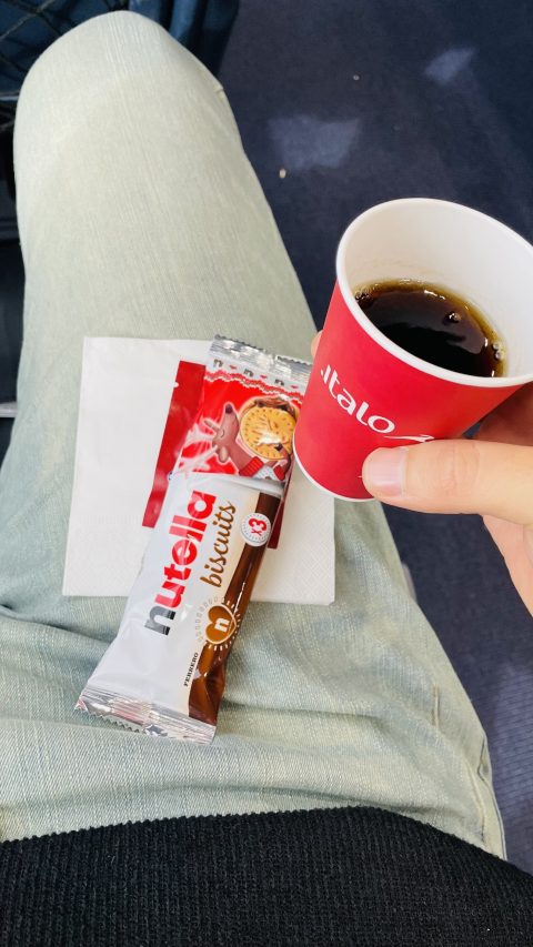 앉아있으면 커피와 간식을 챙겨준다