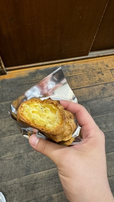 올라가는 길에 산 슈크림 비스무리한 빵