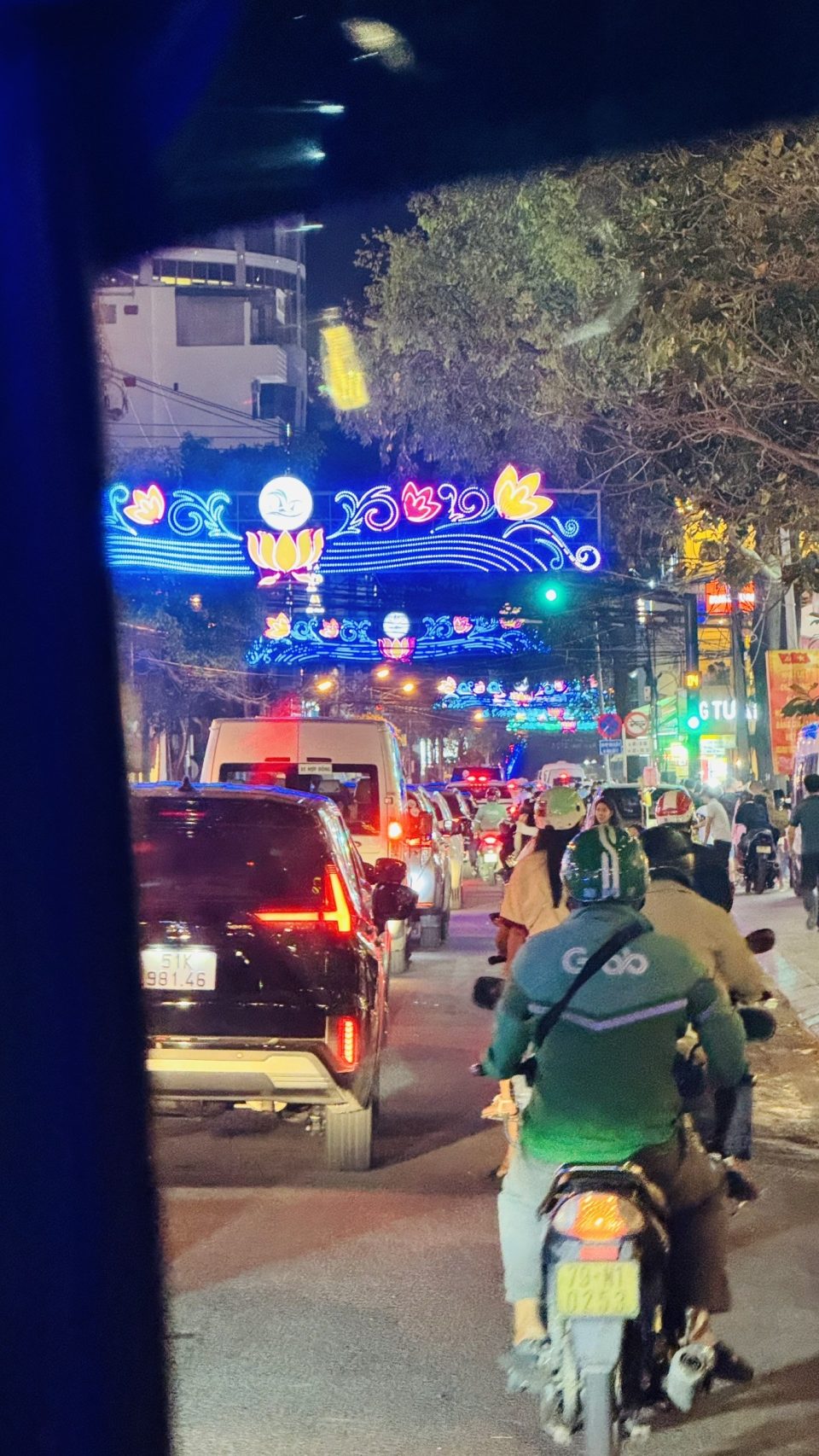 숙소로 돌아가는 차 안