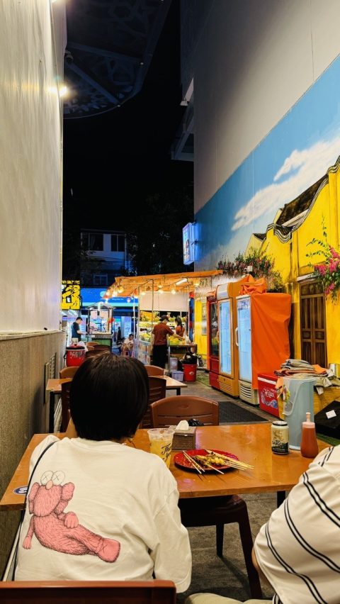 앞에서 꼬치를 구워주면 그걸 받아서 가져와 먹는다.