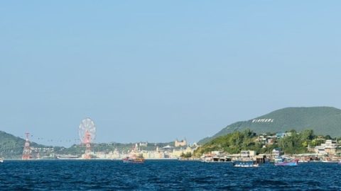 멀리 관람차가 보인다