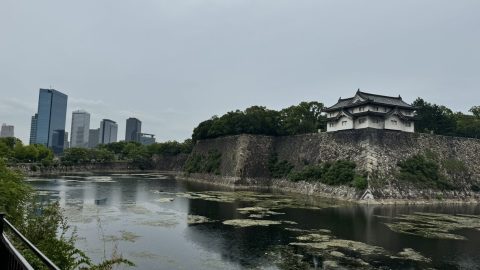 오사카성 정문으로 가는 길, 둘레길을 따라 걷다보면 높은 신도시와 오래된 성이 한 프레임에 들어온다.