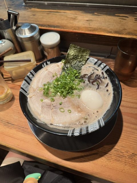 너무나도 맛이 좋았던 라멘. 콤콤하고 적당한 간에 진한 육수가 기억에 남는다.