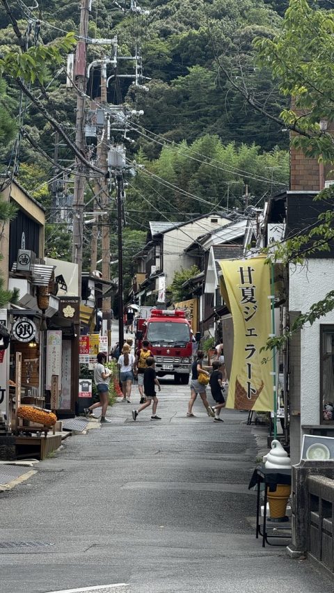 일본의 좁은 길과 그 길에 맞는 작은 소방차