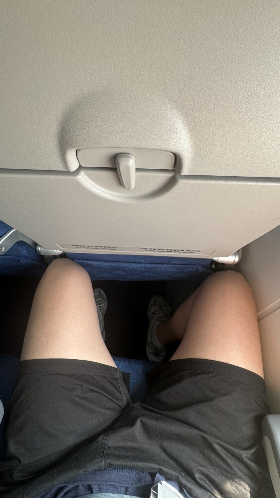 여전히 좁은 좌석