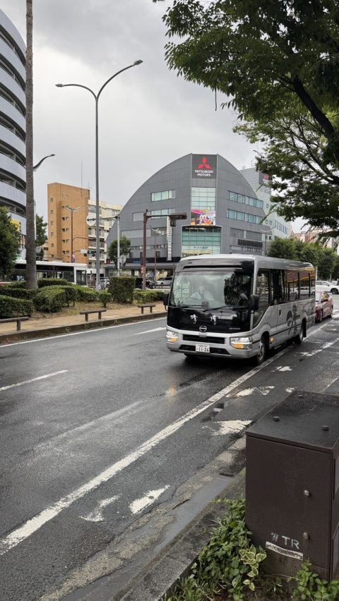 역 앞 지정된 장소에 딱 도착한 온천 셔틀버스