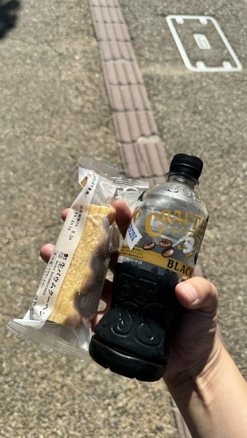 에너지 충전을 위한 크림빵과 커피.