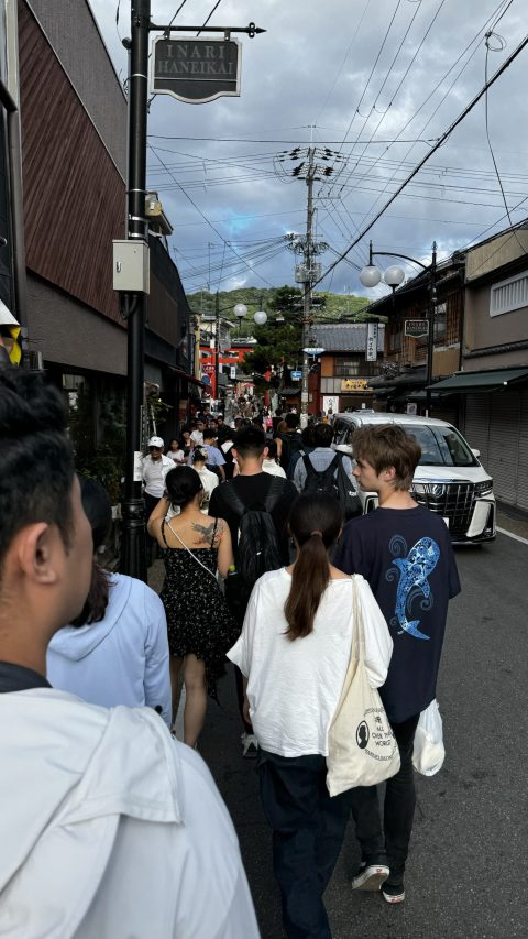 후시미 이나리 신사로 가는 길 목에는 기차가 지나가는 곳이 있다. 띵띵 소리가 에반게리온이다.