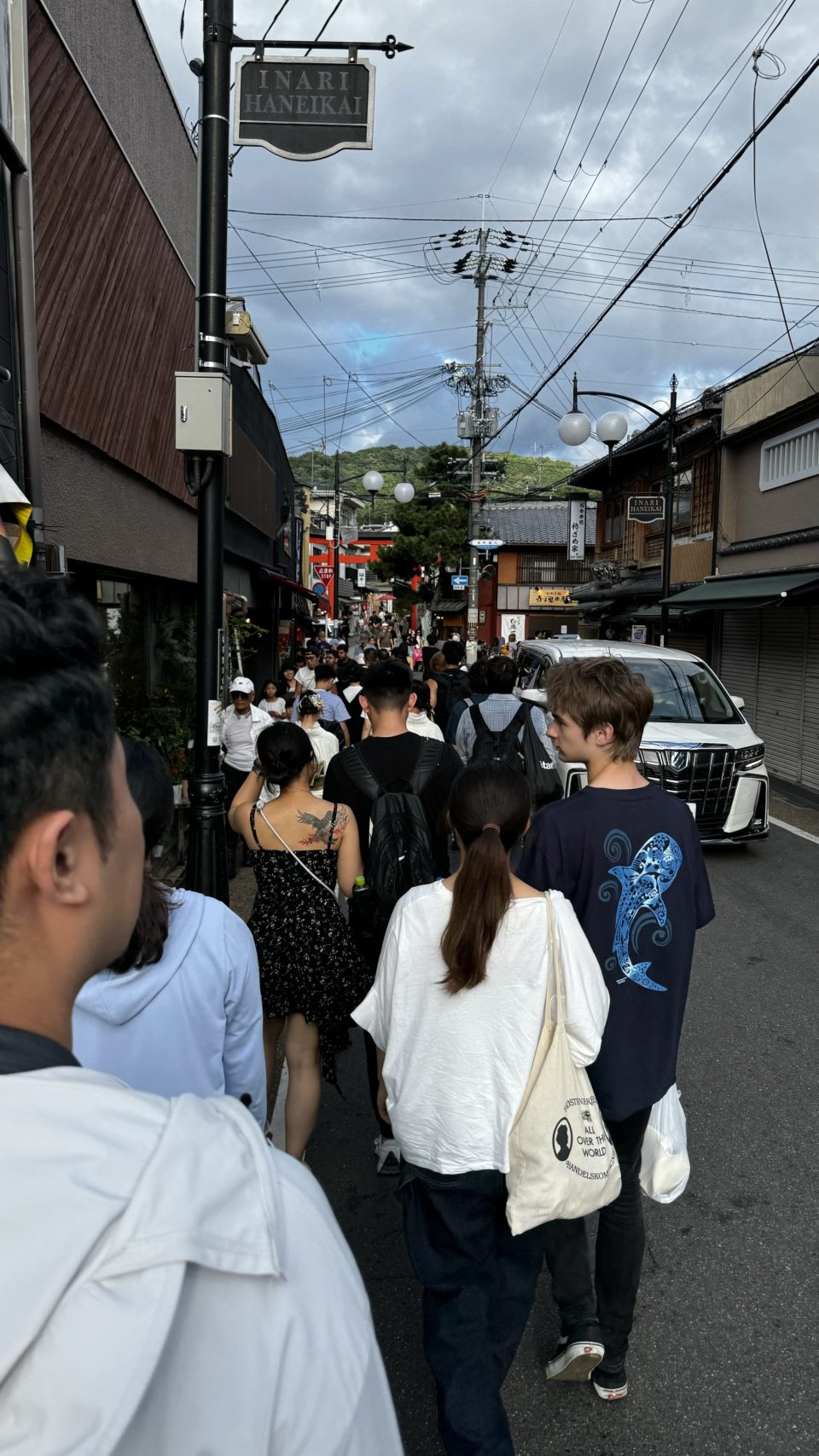 후시미 이나리 신사로 가는 길 목에는 기차가 지나가는 곳이 있다. 띵띵 소리가 에반게리온이다.