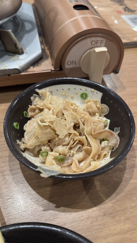삼겸냉채. 작은 접시에 나왔다. 간단한 술안주로 좋다. 살짝 짭짤