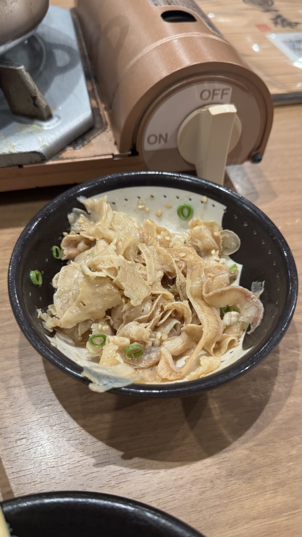 삼겸냉채. 작은 접시에 나왔다. 간단한 술안주로 좋다. 살짝 짭짤