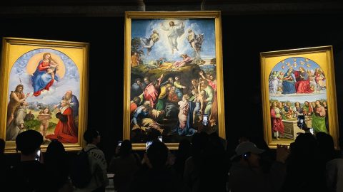 라파엘로의 제8방에 전시되어 있는 레오나르도 다 빈치의 초기 그림들(왼쪽부터 포리뇨의 성모, 그리스도의 변모, 그리고 성모 마리아의 대관)