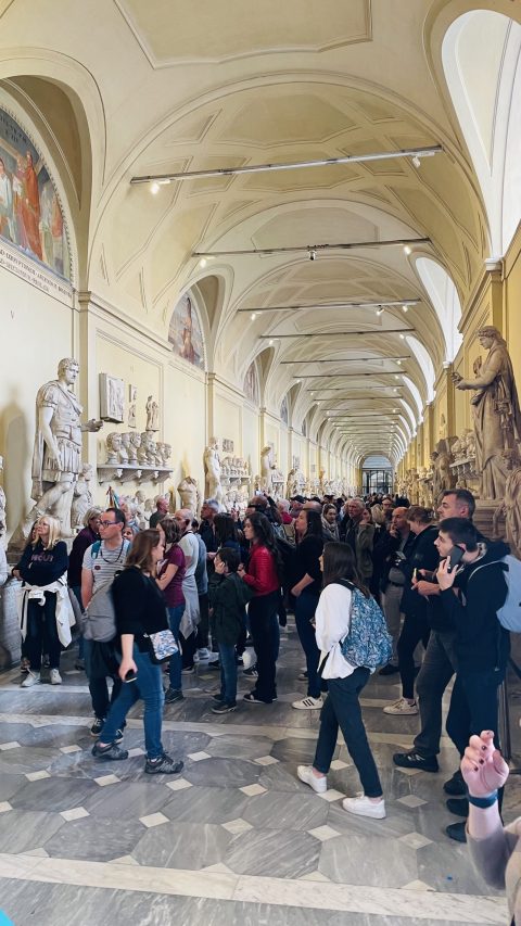 차라몬티 박물관으로 입장하는 중