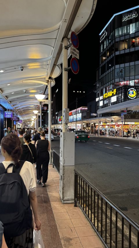좁은 골목과 술집의 조명이 어우어진 거리
