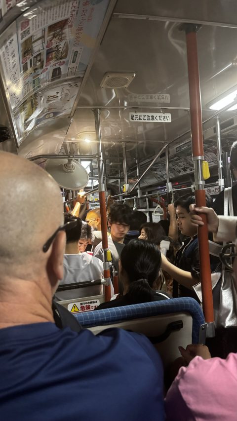 숙소로 돌아가는 버스, 가득찼다.